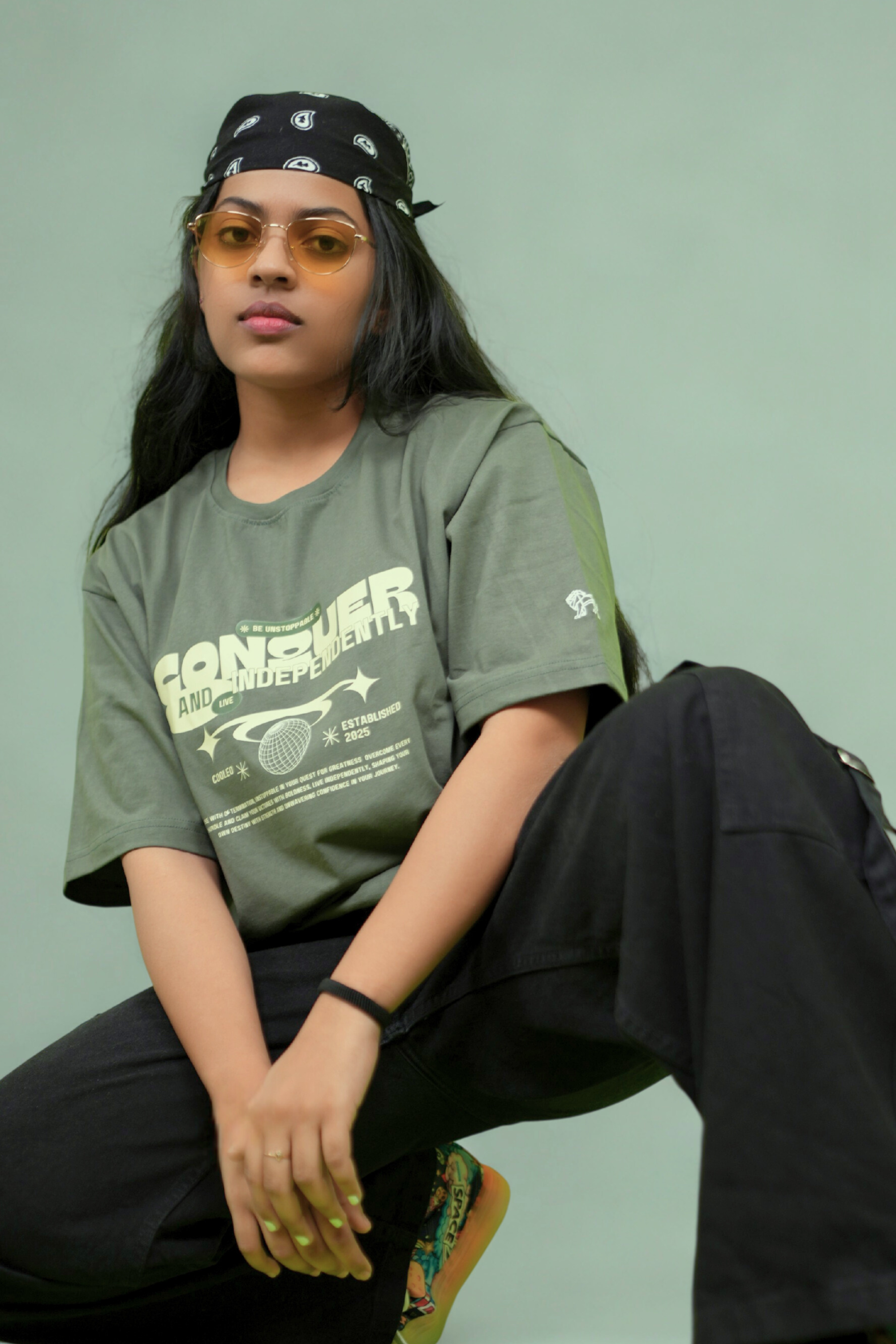 Model wearing Conquer Olive Drift olive oversized tee – Cooleo India