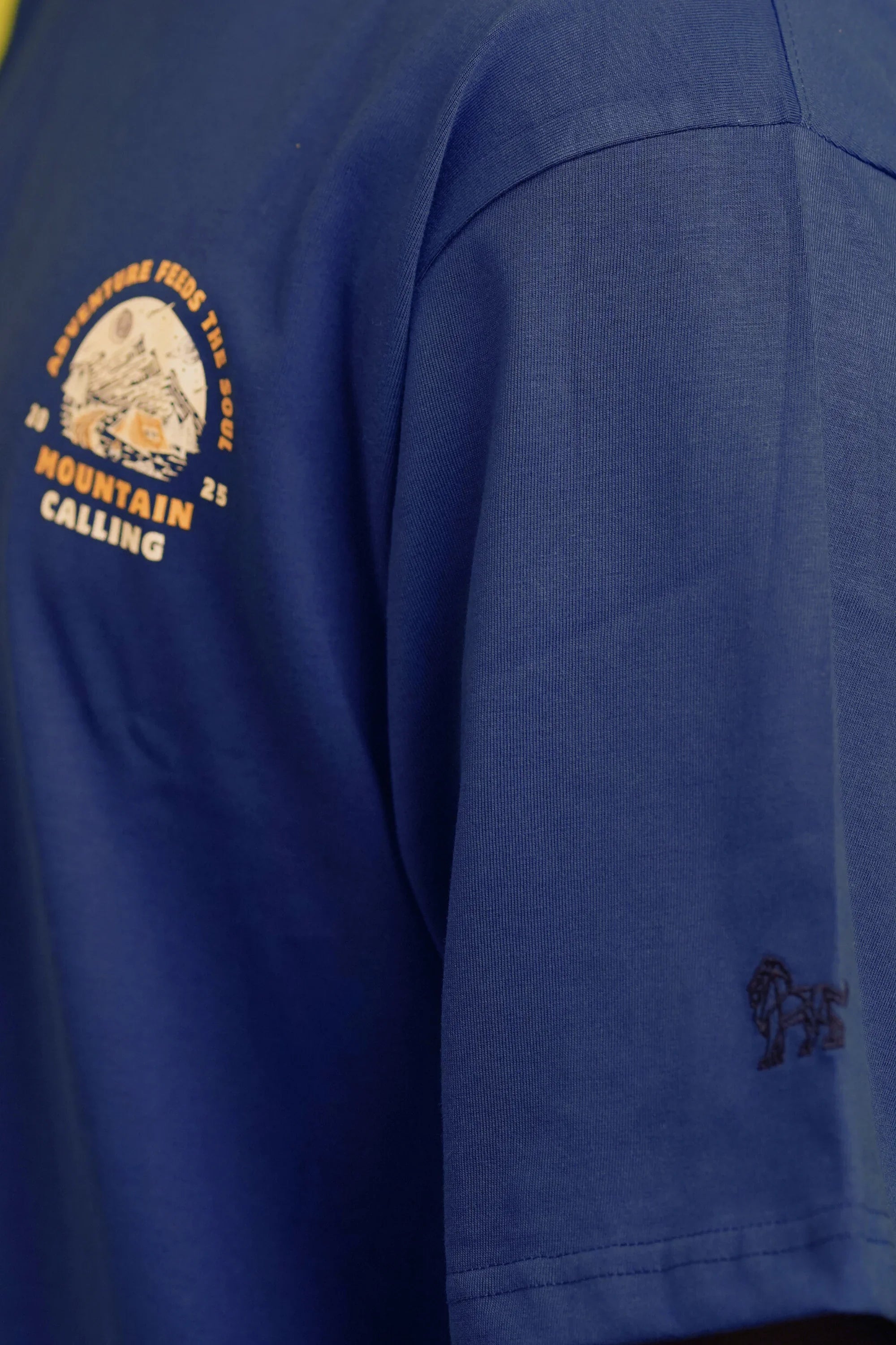 Close-up of cotton fabric on Adventure Stormblue blue tee – Cooleo